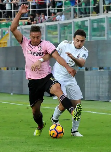 I rossoneri scardinano la resistenza dei rosanero con i gol di Suso e il primo gol in Serie A di Lapadula, del solito Nestorovski il gol del momentaneo pareggio del Palermo.