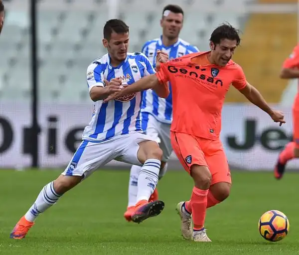 L'Empoli trionfa nell'anticipo di serie A delle 12.30 superando con un secco 4-0 il Pescara padrone di casa con la doppietta di Maccarone e i gol di Pucciarelli e Saponara.