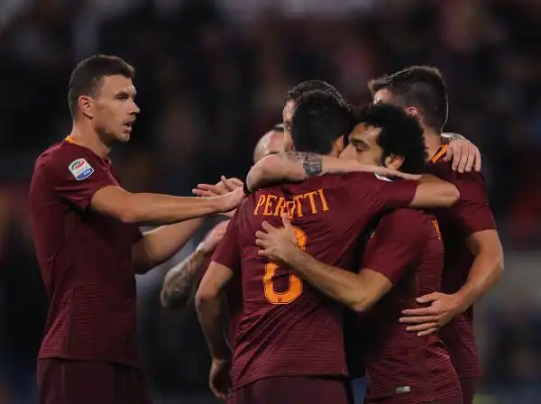 La Roma travolge il Bologna nel posticipo della dodicesima giornata di serie A. Il mattatore della serata è Mohamed Salah, autore della tripletta che non dà scampo ai rossoblu.