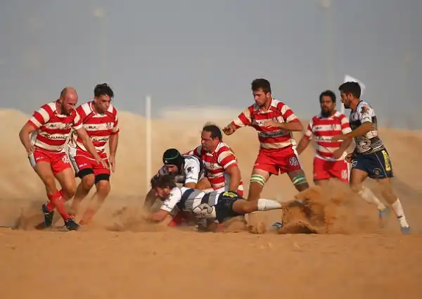 Le spettacolari immagini della partita tra RAK Goats e Beaver Nomads giocata sul campo in sabbia del Bin Majid Beach Resort negli Emirati Arabi.