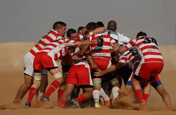 Le spettacolari immagini della partita tra RAK Goats e Beaver Nomads giocata sul campo in sabbia del Bin Majid Beach Resort negli Emirati Arabi.