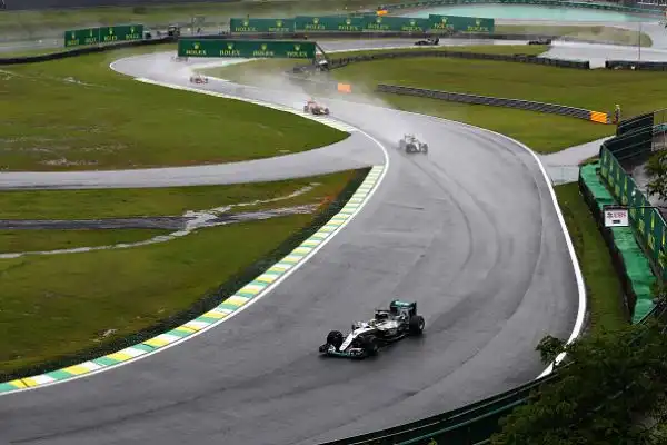 Hamilton vince la corsa infinita, Verstappen show. Il britannico trionfa in un Gp del Brasile surreale e tiene vive le speranze iridate. Vettel quinto.