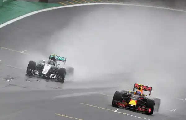 Hamilton vince la corsa infinita, Verstappen show. Il britannico trionfa in un Gp del Brasile surreale e tiene vive le speranze iridate. Vettel quinto.