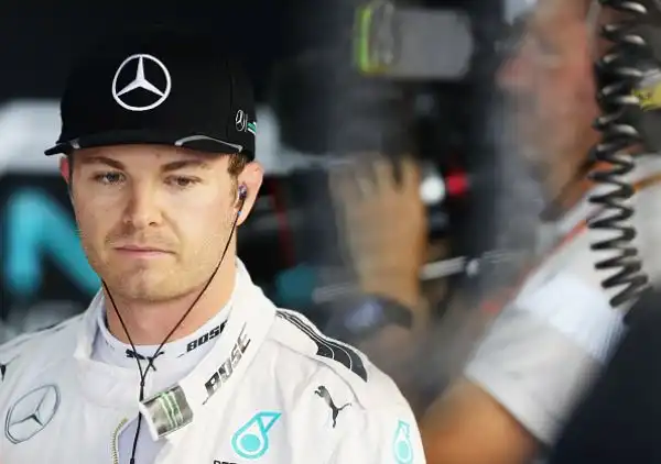 Ad Interlagos Hamilton ha chiuso in testa a 1'11"895 le prime prove. Dietro di lui è finito il giovane Verstappen, seguito dal favorito per il titolo Rosberg. Il quarto tempo invece è dellaltro uomo