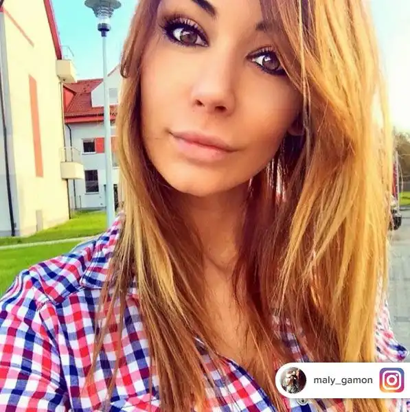 Da tempo fidanzata col talento polacco del Leicester Bartosz Kapustka, la splendida modella polacca ha un seguitissimo profilo Instagram ed è già nei cuori dei tifosi inglesi.