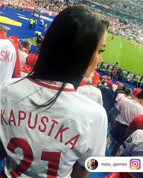 Da tempo fidanzata col talento polacco del Leicester Bartosz Kapustka, la splendida modella polacca ha un seguitissimo profilo Instagram ed è già nei cuori dei tifosi inglesi.