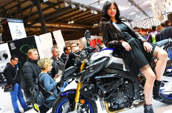 Tutte le modelle più belle presenti all'Esposizione Internazionale del Ciclo e Motociclo.