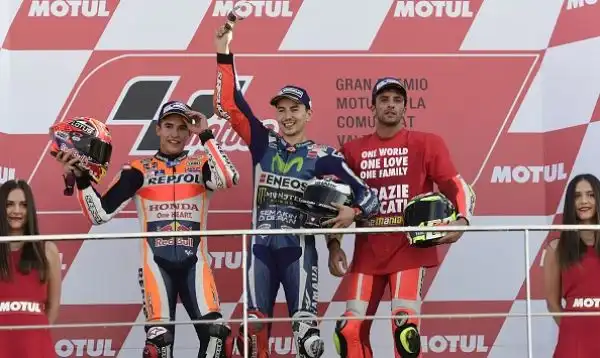 Lorenzo vince lultima in Yamaha, Rossi quarto. A Valencia terzo posto per Iannone, all'ultima in Ducati.