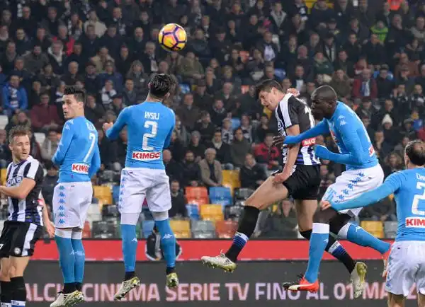 Insigne si sblocca, Napoli corsaro. La squadra di Sarri torna alla vittoria a Udine e balza al quarto posto.