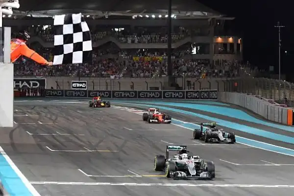 Nico Rosberg si è laureato per la prima volta campione del mondo in Formula 1. Nell'ultimo Gp di Abu Dhabi, a Lewis Hamilton non è bastato vincere la gara. Terzo Vettel.