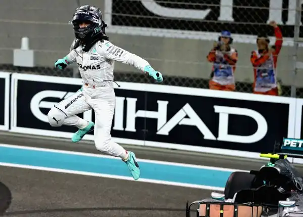 Nico Rosberg si è laureato per la prima volta campione del mondo in Formula 1. Nell'ultimo Gp di Abu Dhabi, a Lewis Hamilton non è bastato vincere la gara. Terzo Vettel.