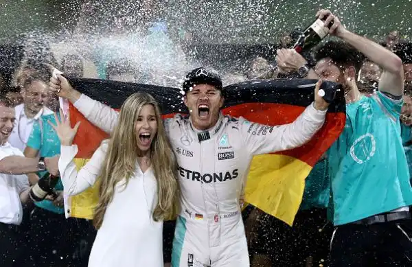 Piazzandosi secondo nell'ultimo GP della stagione il tedesco Nico Rosberg si laurea campione del mondo per la prima volta 34 anni dopo il padre Keke Rosberg.