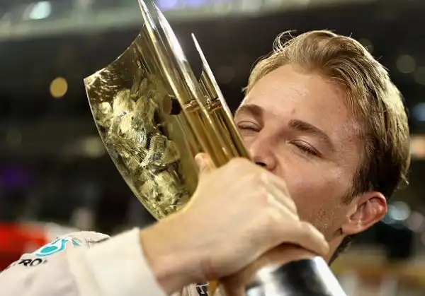 Piazzandosi secondo nell'ultimo GP della stagione il tedesco Nico Rosberg si laurea campione del mondo per la prima volta 34 anni dopo il padre Keke Rosberg.