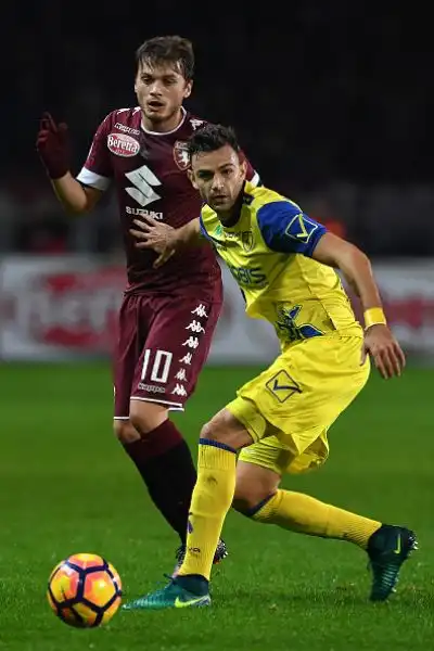 Il Toro stende il Chievo nel finire del primo tempo con una doppietta di Iago Falque in pochi minuti. Nel finale il gol di Inglese sugli sviluppi di un calcio d'angolo non basta ai veneti.