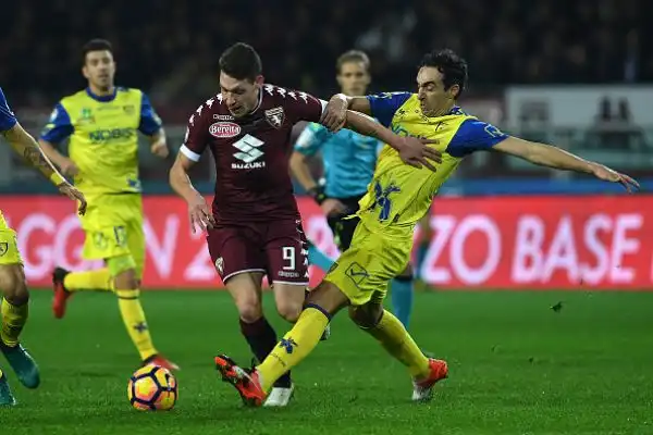 Il Toro stende il Chievo nel finire del primo tempo con una doppietta di Iago Falque in pochi minuti. Nel finale il gol di Inglese sugli sviluppi di un calcio d'angolo non basta ai veneti.