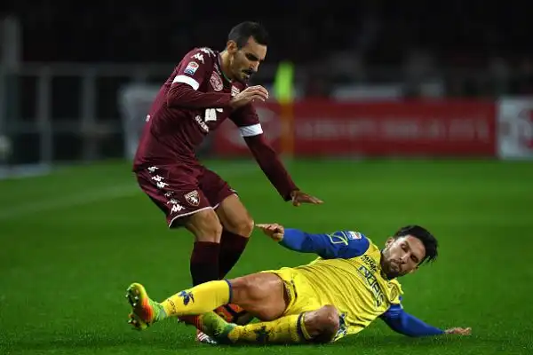 Il Toro stende il Chievo nel finire del primo tempo con una doppietta di Iago Falque in pochi minuti. Nel finale il gol di Inglese sugli sviluppi di un calcio d'angolo non basta ai veneti.