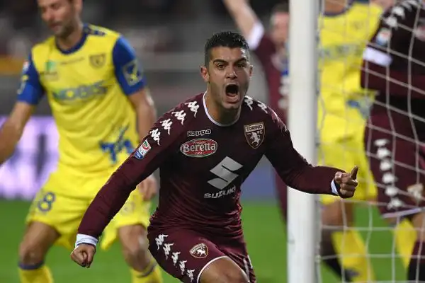 Il Toro stende il Chievo nel finire del primo tempo con una doppietta di Iago Falque in pochi minuti. Nel finale il gol di Inglese sugli sviluppi di un calcio d'angolo non basta ai veneti.