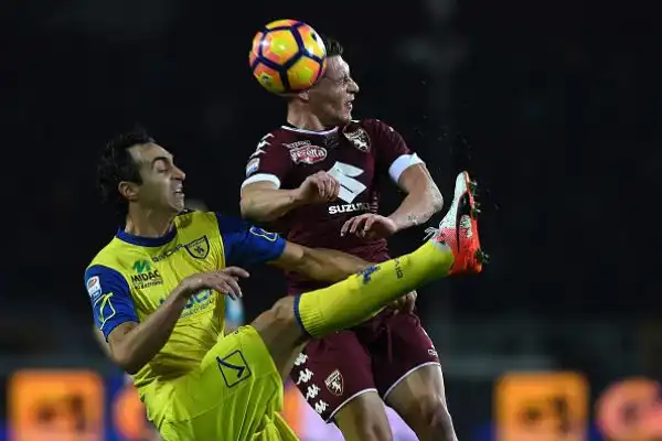 Il Toro stende il Chievo nel finire del primo tempo con una doppietta di Iago Falque in pochi minuti. Nel finale il gol di Inglese sugli sviluppi di un calcio d'angolo non basta ai veneti.