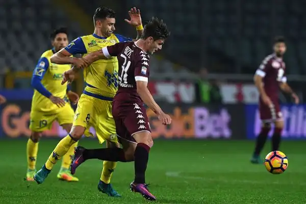 Il Toro stende il Chievo nel finire del primo tempo con una doppietta di Iago Falque in pochi minuti. Nel finale il gol di Inglese sugli sviluppi di un calcio d'angolo non basta ai veneti.