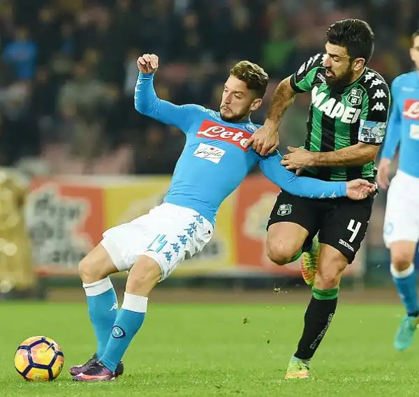 Al San Paolo solo un pari per il Napoli nel primo posticipo del lunedì: contro il Sassuolo non basta Insigne, a cui risponde nel finale Defrel per il pareggio dei neroverdi.