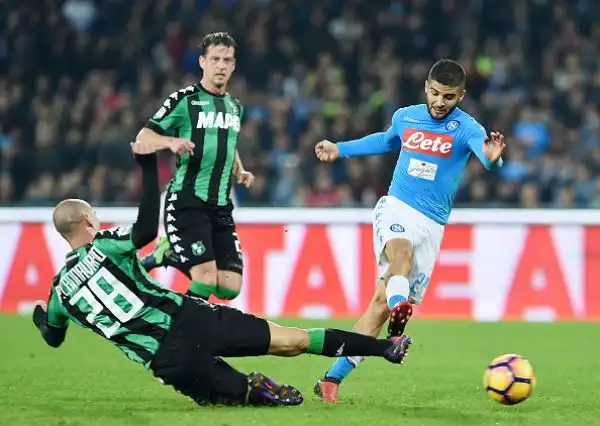 Al San Paolo solo un pari per il Napoli nel primo posticipo del lunedì: contro il Sassuolo non basta Insigne, a cui risponde nel finale Defrel per il pareggio dei neroverdi.