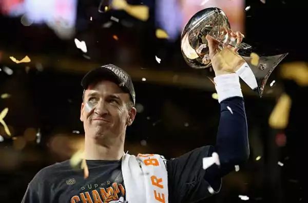 Febbraio: i Denver Broncos battono i Panthers 24-10 vincendo il loro terzo titolo di NFL. Secondo trionfo per Payton Manning.