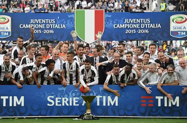 Maggio: la Juventus completa la sua rimonta da record e vince il suo quinto scudetto consecutivo.