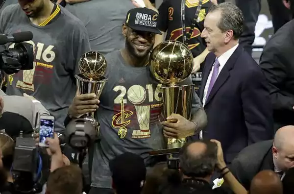 Giugno: epica finale Nba, con LeBron James che dopo i trionfi con Miami riesci a regalare il primo titolo assoluto ai Cleveland Cavaliers.