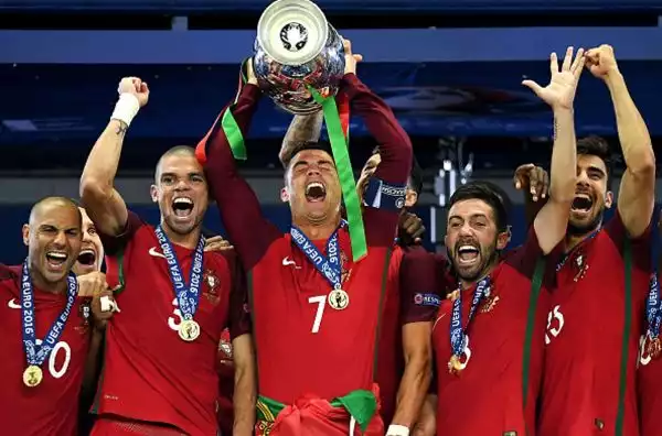 Luglio: il Portogallo di Cristiano Ronaldo vince a Parigi la finale degli Europei, i primi a 24 squadre.