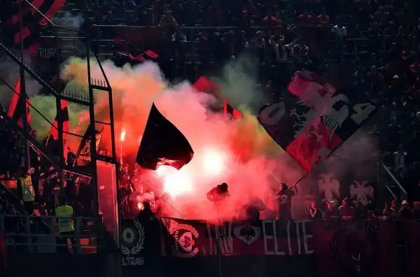 I tifosi albanesi rovinano la serata: uno squarcio del settore ospiti durante il lancio di fumogeni e petardi