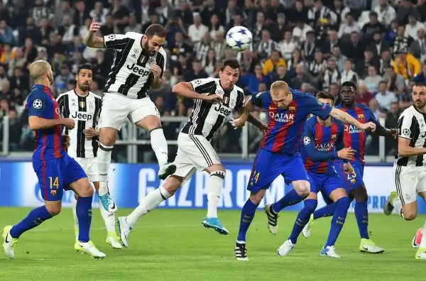 Bianconeri travolgenti nell'andata dei quarti di finale di Champions League: contro i blaugrana a segno Dybala con una doppietta e Chiellini