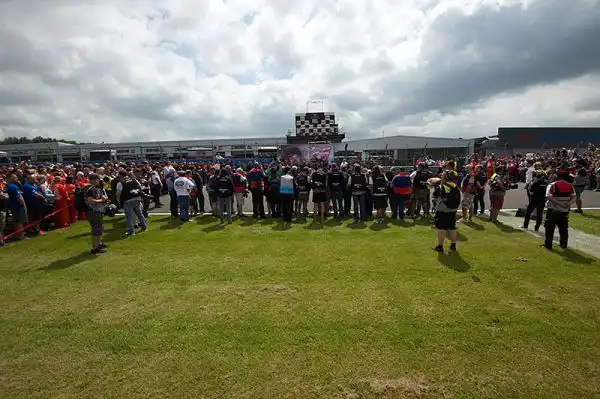 Tutto il paddock della Superbike si è riunito in griglia poco prima di Gara 1 per un minuto di silenzio per il compianto Nicky Hayden, scomparso dopo un incidente in bici.