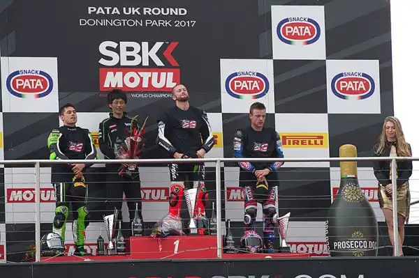 Tutto il paddock della Superbike si è riunito in griglia poco prima di Gara 1 per un minuto di silenzio per il compianto Nicky Hayden, scomparso dopo un incidente in bici.