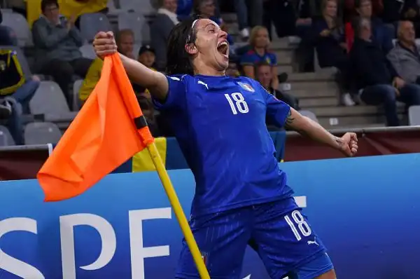 Daniela Sabatino esulta impugnando la bandierina dopo aver segnato il suo secondo gol.