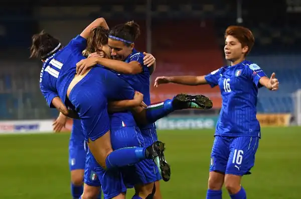 Cristiana Girelli festeggiata dalle compagne dopo il gol del 2-3.