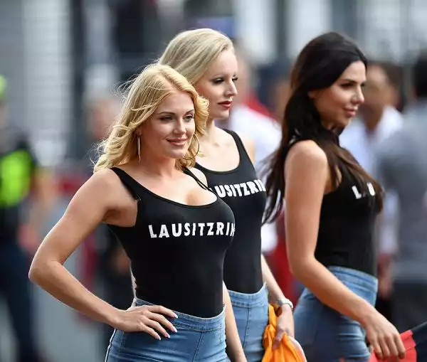 Le splendide Grid Girls della tappa tedesca del mondiale Superbike.
