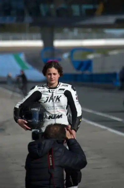 Ana Carrasco, ventenne spagnola con un passato in Moto3, si è imposta nella prova di Portimao della Supersport 300, che fa parte del calendario Superbike, battendo in volata Coppola e Marc Garcia.