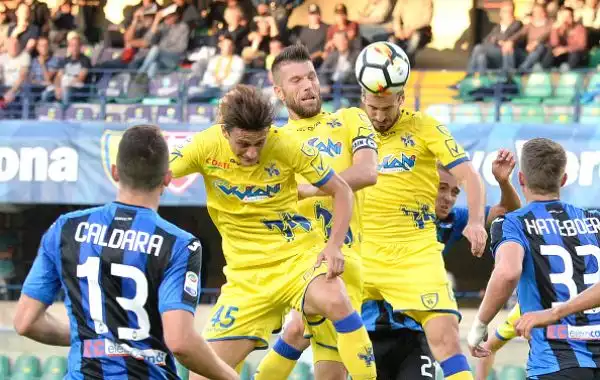 Un rigore del Papu Gomez a 5 minuti dal 90° permette ai bergamaschi di strappare un punto al Chievo che era passato in vantaggio con il belga Bastien.