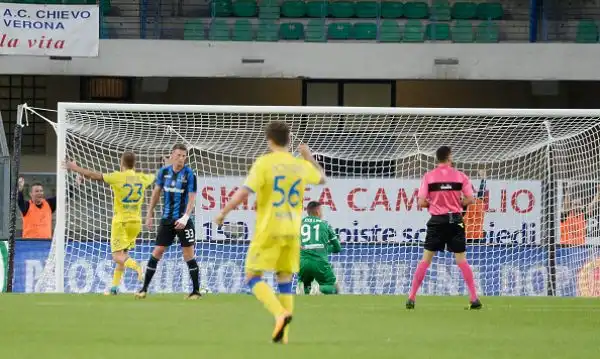 Un rigore del Papu Gomez a 5 minuti dal 90° permette ai bergamaschi di strappare un punto al Chievo che era passato in vantaggio con il belga Bastien.