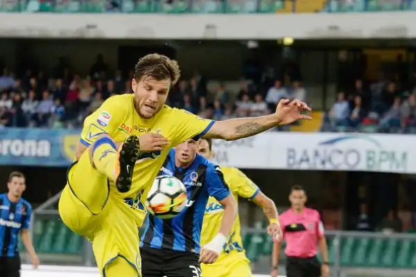 Un rigore del Papu Gomez a 5 minuti dal 90° permette ai bergamaschi di strappare un punto al Chievo che era passato in vantaggio con il belga Bastien.