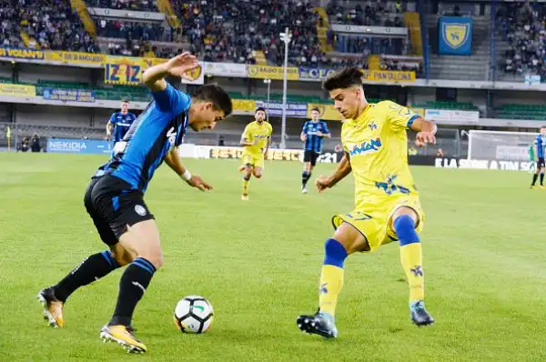 Un rigore del Papu Gomez a 5 minuti dal 90° permette ai bergamaschi di strappare un punto al Chievo che era passato in vantaggio con il belga Bastien.