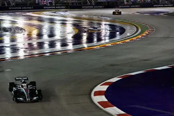 Incidente alla prima curva con Verstappen per Vettel e Raikkonen che sono costretti al ritiro. Vittoria per Hamilton davanti a Ricciardo e Bottas.