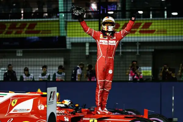 Il pilota della Ferrari scatterà domenica in pole position davanti alle Red Bull di Verstappen e Ricciardo. Quarto Kimi Raikkonen, solo quinto il driver della Mercedes Lewis Hamilton.