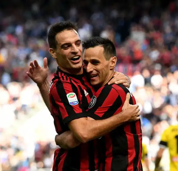 La squadra di Montella va in vantaggio con Kalinic ma viene raggiunta da una rete di Lasagna. Ancora un gol del nuovo bomber rossonero regala però la vittoria al Milan.