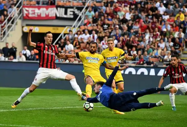 La squadra di Montella va in vantaggio con Kalinic ma viene raggiunta da una rete di Lasagna. Ancora un gol del nuovo bomber rossonero regala però la vittoria al Milan.