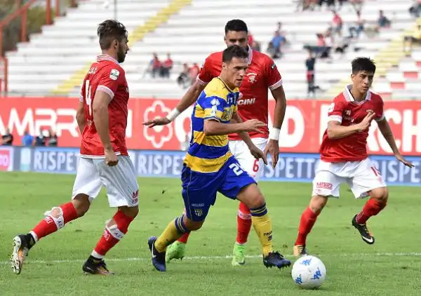 Il Perugia travolge per 3-0 il Parma, e aggancia al primo posto il Carpi, con la doppietta di Buonaiuto e la rete del nordcoreano Kwang-Song Han.