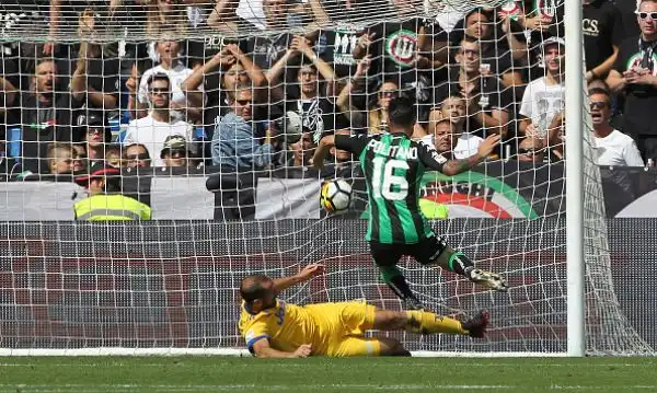 Anche contro il Sassuolo Dybala sigla unaltra tripletta dopo quella contro il Genoa, regalando i tre punti alla Juventus e salendo a quota 8 reti in 4 partite di campionato.