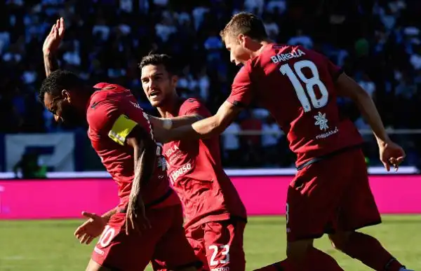 I rossoblu piegano la Spal dell'ex Borriello con una bellissima rete di Joao Pedro e un gol del gioiellino Barella.