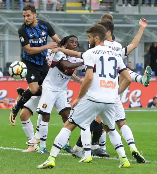 Una rete in extremis consente all'Inter di piegare il Genoa.