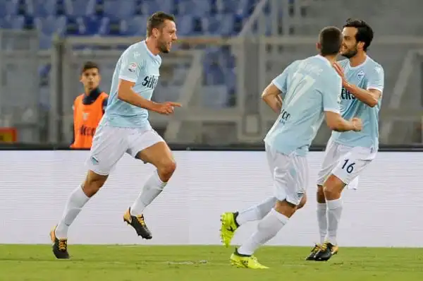 All'Olimpico la Lazio va in vantaggio con De Vrij ma nella ripresa Koulibaly, Callejon e Mertens ribaltano tutto  in cinque minuti. Nel finale il quarto gol su rigore di Jorginho.